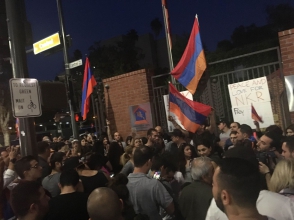 Армяне Лос-Анджелеса организовали акцию протеста против наступательных действий Азербайджана