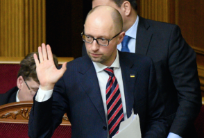 Премьер Украины ушел в отставку, но пообещал вернуться (видео)
