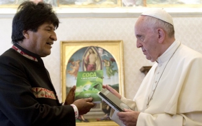 Президент Боливии подарил Папе римскому книги о пользе листьев коки