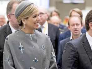 Королева Нидерландов приехала в Германию в пальто со «свастикой» (видео)