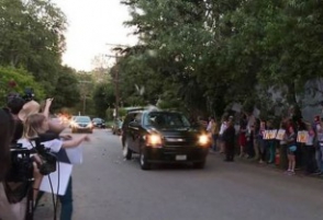 Հիլարի Քլինթոնի ավտոշարասյան վրա 1–դոլարանոցներ են նետել