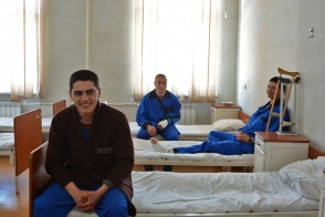 Վիրավոր զինվոր․ «Որ մենք չպահեինք, ո՞վ կպահեր» (լուսանկարներ)