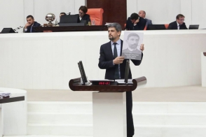 Каро Пайлян принес в парламент Турции фото убитых в ходе Геноцида армянских парламентариев (видео)