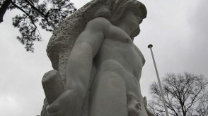 Статую Геракла защитили от вандалов при помощи съемного пениса