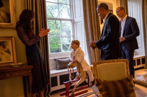 Օբամաներն այցելել են Քենսինգթոնյան պալատ (լուսանկարներ)