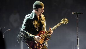 «U-2»-ի կիթառահարը ելույթ է ունեցել Սիքստինյան կապելլայում (տեսանյութ)