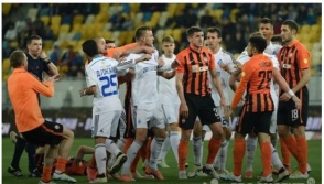 Футболисты «Шахтера» и «Динамо» устроили драку во время матча (видео)