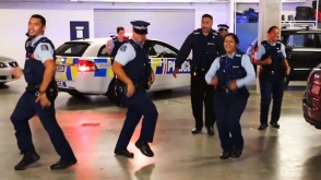 Танцующие полицейские стали звездами сети (видео)