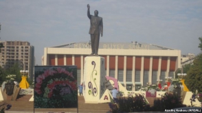 В центре Баку осквернили памятник Гейдару Алиеву (фото)