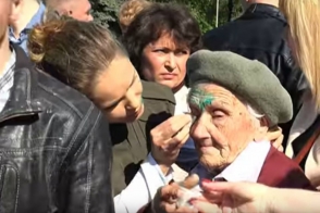Սլավյանսկում մահացել է վետերան տատիկը, ում դեմքին մայիսի 9–ին «զելյոնկա» էին լցրել (լուսանկար, տեսանյութ)