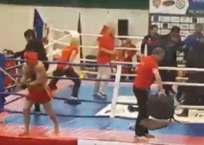 Азербайджанцы вбежали на ринг и попытались расквитаться с одерживающим победу армянским спортсменом
