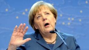Неизвестные подбросили голову свиньи к приемной Меркель