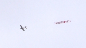 Ստոկհոլմի երկնքում ինքնաթիռը «Ղարաբաղ.Իվետա» գրությամբ պաստառ է տարել (տեսանյութ)
