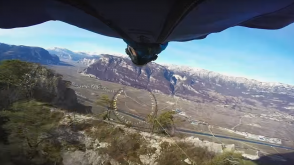 Экстремал пролетел сквозь пылающее кольцо в костюме-крыле