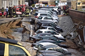 Во Флоренции из-за проседания грунта десятки машин провалились в яму (видео)