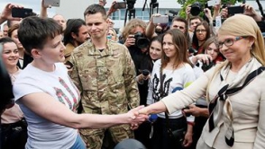 Савченко не приняла букет цветов от Юлии Тимошенко