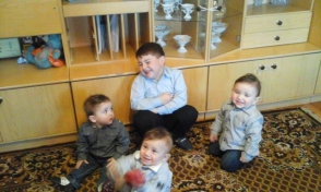 Եռյակ որդիներ լույս աշխարհ բերած ընտանիքը սահմանային գյուղում ծանր վիճակում է հայտնվել (լուսանկարներ)