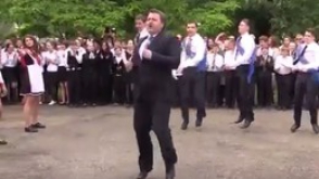 Տնօրենն աշակերտների հետ պարել է Վերջին զանգի միջոցառմանը