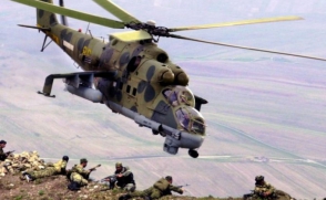 Российские военные отрабатывают посадку и взлеты вертолетов в горах Армении