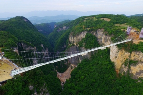 Չինաստանում աշխարհի ամենաերկար ապակյա կամուրջն են կառուցել (տեսանյութ)