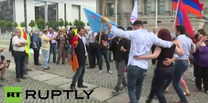 Հայ ցուցարարները քոչարի են պարել Բունդեսթագի մոտ (տեսանյութ)