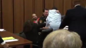 В США отец атаковал убийцу своей дочери в зале суда (видео)