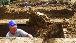 В Венгрии прошли соревнования по скоростному рытью могил (фото)