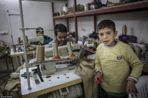 В Турции сирийских детей заставляют шить форму для боевиков ИГ (фото)