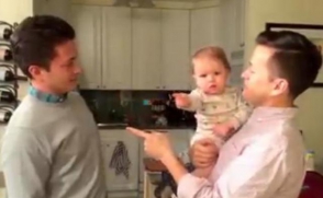 Փոքրիկի արձագանքը հայրիկի երկվորյակ եղբորը տեսնելիս