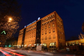 «Կոնգրես» հյուրանոցի մոտ ավտոմեքենան բախվել է սյանը