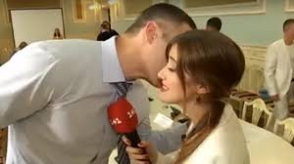 Кличко поцеловал журналистку в ответ на вопрос о своей жене (видео)