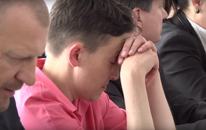 Савченко заснула на заседании комитета Рады по обороне (видео)