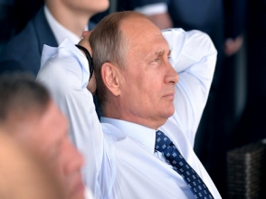 Путин предпочитает смотреть на йогу со стороны