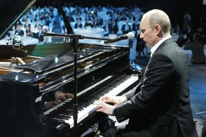 Путин снова сыграл на пианино «Московские окна»