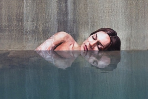 Լողացող կանանց ցնցող նկարներ լքված վայրերում (ֆոտոշարք)