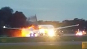 Пассажирский авиалайнер загорелся во время посадки в Сингапуре (видео)