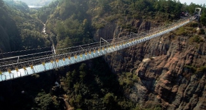 Попытку туристов разбить самый длинный в мире стеклянный мост сняли на видео