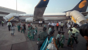 Авиапассажира из Индии арестовали за принуждение стюардессы к совместному селфи
