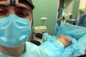 Վիրաբույժը սելֆի է հրապարակել մերկ հիվանդի հետ (լուսանկար 18+)