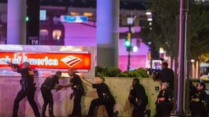 Четверо полицейских погибли во время стрельбы в Далласе (видео)