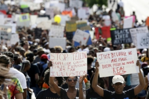 В США прошли массовые протесты против полицейского произвола (видео)