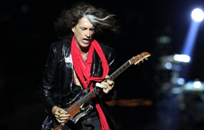 Гитариста «Aerosmith» госпитализировали во время концерта в Нью-Йорке