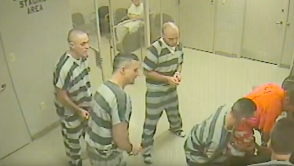 В Техасе заключенные вырвались из камеры, чтобы спасти тюремщика (видео)
