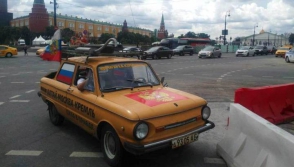 Из Алтая в Москву: мужчина приехал к Путину на желтом «Запорожце»