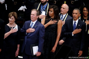 Джордж Буш приплясывал на панихиде по погибшим в Далласе полицейским (видео)