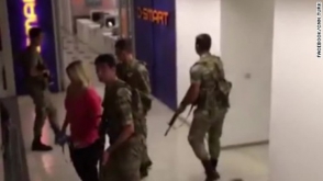 Ինչպես են զինվորականները ներխուժում «CNN Turk»–ի ուղիղ եթերի տաղավար