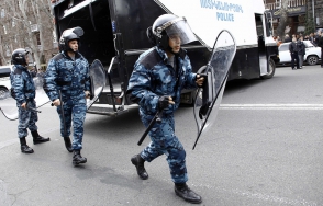 На полк полиции в Ереване напала группа из 30 человек – СМИ