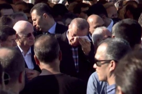 Эрдоган расплакался на похоронах своего соратника