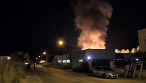Париж в огне: за ночь сожжено 12 машин (видео)