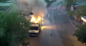 Участники «Сасна црер» сожгли две полицейские машины (видео)